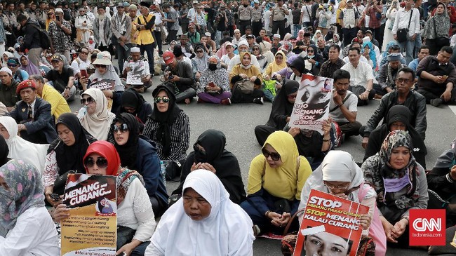 Massa Prabowo dari Jatim hendak aksi Halalbihalal Akbar yang digelar PA 212 di MK. Mereka menyatakan akan menerima putusan hakim MK terkait sengketa pilpres.