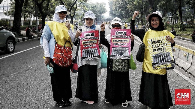 Ribuan massa aksi damai yang mengawal sidang PHPU di MK sudah memadati Jalan Medan Merdeka Barat, Jakarta Pusat pada Jumat (14/6) siang.