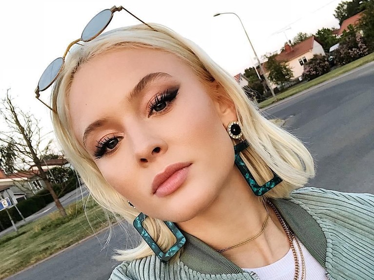 Kolaborasi dengan V & J-Hope BTS, Intip Gaya Kece Zara Larsson Enam gaya kece Zara Larsson yang berkolaborasi dengan V dan J-Hope BTS.
