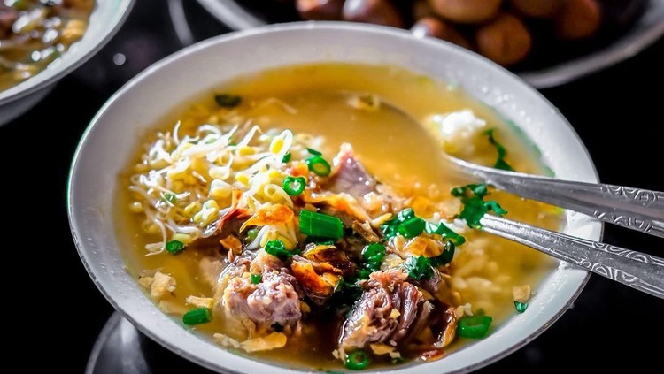 Bingung mau nyoba kuliner khas suatu daerah? Kini semakin mudah hanya dengan memesannya via aplikasi Grab Food nih, Bun.