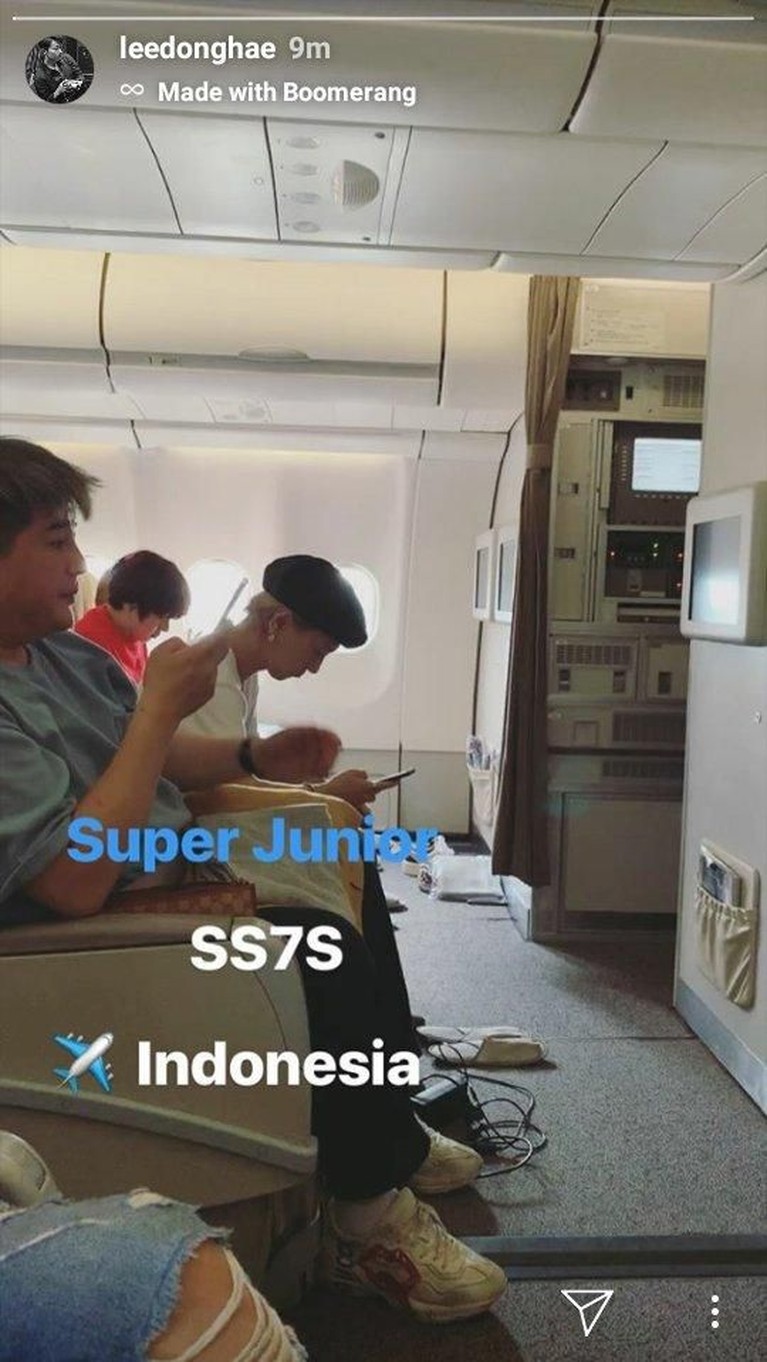 Potret para personel Super Junior di Bandara Udara Internasional Incheon, Korea Selatan, sebelum mereka terbang ke Indonesia.