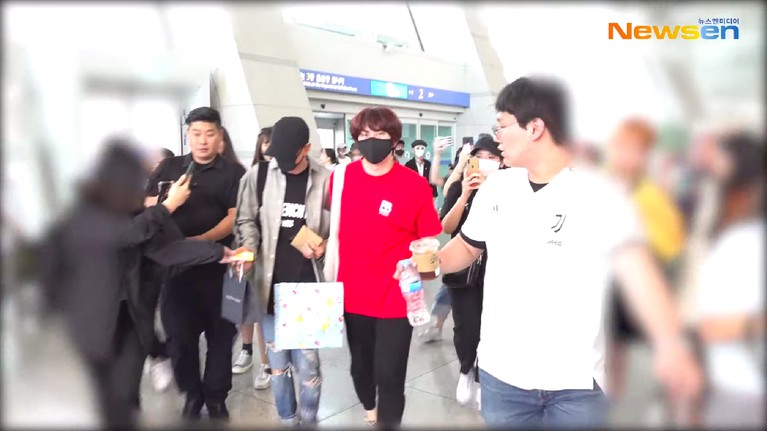 Potret para personel Super Junior di Bandara Udara Internasional Incheon, Korea Selatan, sebelum mereka terbang ke Indonesia.