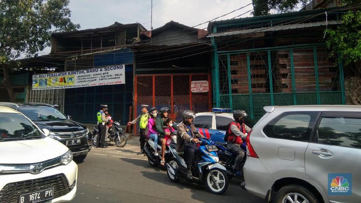 Berbarengan Sidang MK, Polisi-Dishub Gelar Razia Gabungan
Polisi-Dishub menggelar razia gabungan juga TNI di Radin Inten, Jakarta Timur pagi ini
Pengendara Motor dan Mobil diberhentikan untuk dicek kelengkapan surat-suratnya
Polisi menggelar razia Operasi Lintas Jaya
Salah satu petugas Kepolisian Jusa Agus mengatakan razia ini merupakan gabungan antara Satlantas Polda Metro Jaya, Garnisun, Dishub dan TNI AD AU dan AL
Razia digelar sejak pukul 09.00 WIB pagi. (CNBC Indonesia/Herdaru Purnomo)