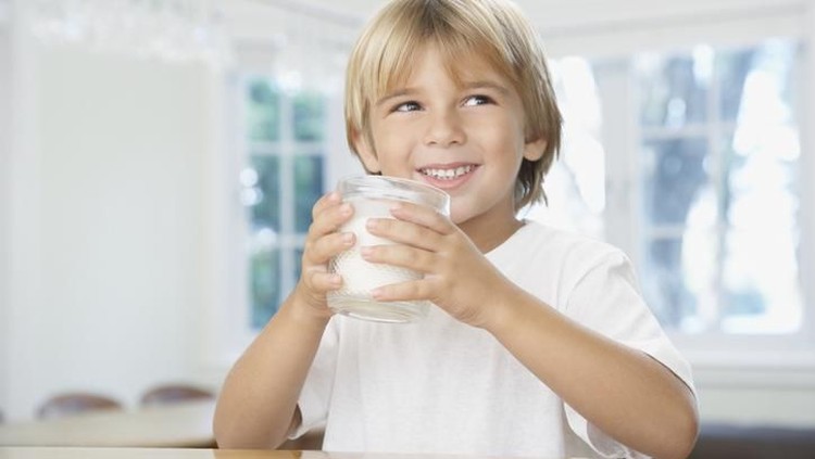 Salah satu tips untuk mengatasi anak susah tidur adalah dengan minum segelas susu di malam hari, Bun.