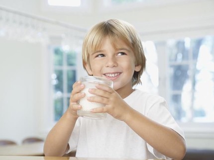 Tips Atasi Anak Susah Tidur dengan Segelas Susu