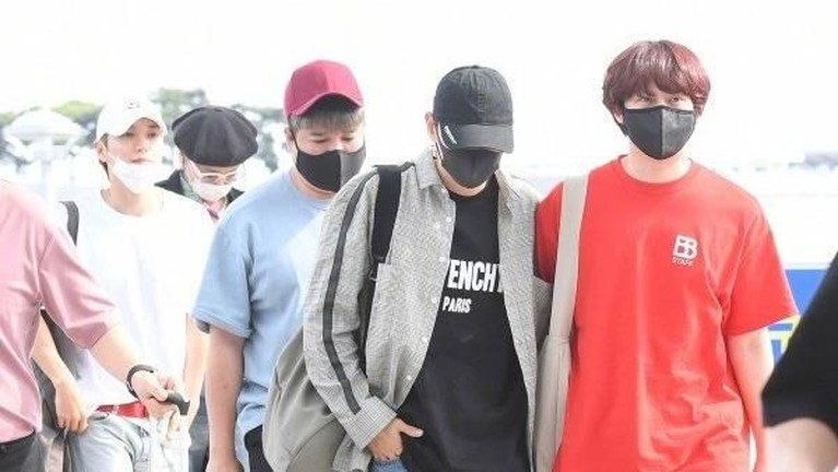Potret para personel Super Junior di Bandara Udara Internasional Incheon, Korea Selatan, sebelum mereka terbang ke Indonesia.