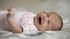 5 Cara Mengatasi Bayi yang Sering Cegukan, Coba Sendawakan