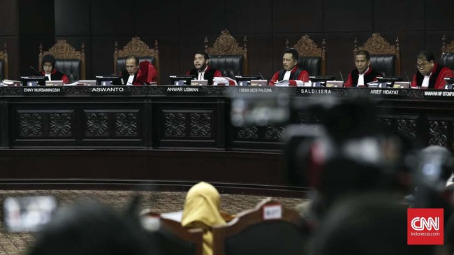 Setelah sempat diskors, Mahkamah Konstitusi memutuskan mengabulkan sebagian protes tim KPU soal perbaikan permohonan yang dibacakan tim Prabowo-Sandi.