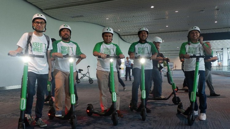 Jalan dari pintu gate ke area pengambilan bagasi di bandara kadang bikin capek ya, Bun. Tapi, dengan GrabWheels semuanya jadi lebih mudah lho.