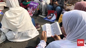 Emak-emak Ngaji Berjemaah di Sela Sidang Sengketa Pilpres