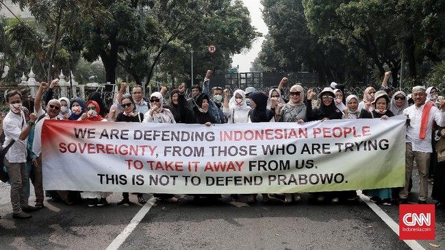 Aparat mulai mempersiapkan helm, tongkat, rompi pelindung, sebagai respons atas pergerakan massa kawal sidang putusan MK yang semakin mendekati Gedung MK.