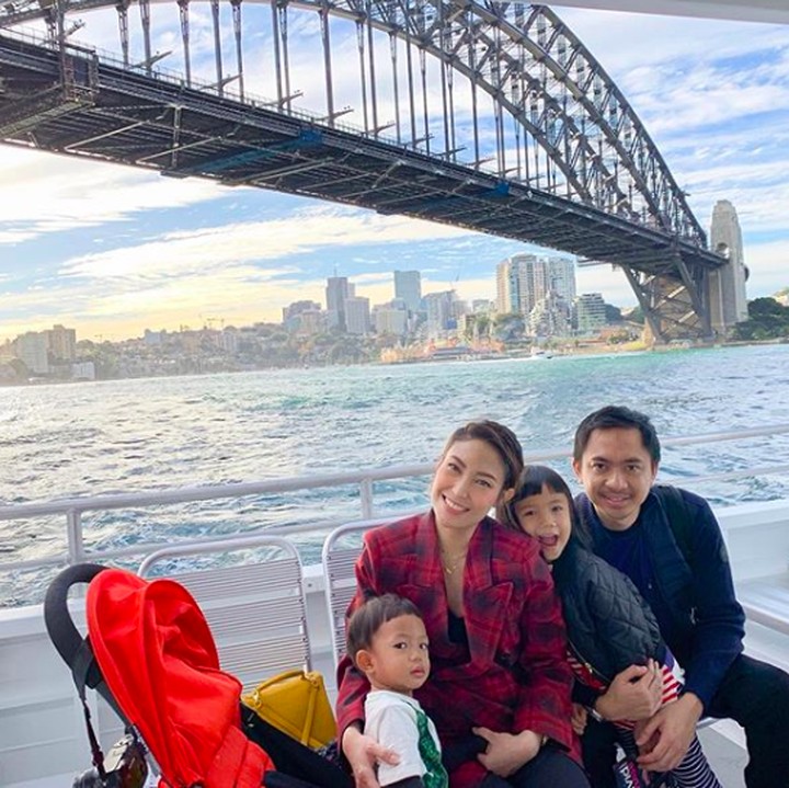 <p>Nah, yang terakhir foto di tempat yang sangat terkenal nih di kalangan turis yang berkunjung ke Australia. Mereka juga bergaya di bawah kawasan Sidney Harbour Bridge. (Foto: Instagram @mrsayudewi)</p>