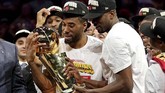 FOTO: Raptors Klub Pertama di Luar AS Juara NBA Toronto Raptors mencetak sejarah untuk kali pertama jadi juara NBA usai mengalahkan Golden State Warriors dengan skor 114-110 di Oracle Arena, Jumat (14/6).