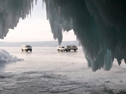 Pesona Unik Danau Baikal yang Bisa Dilalui Mobil Saat Membeku