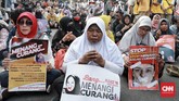 FOTO: Unjuk Rasa Kawal Sidang Sengketa Pilpres di MK Massa dari ormas FPI, GNPF, dan PA 212 menggelar unjuk rasa di kawasan sekitar Gedung MK, untuk mengawal sidang sengketa Pilpres di MK. Aksi berjalan damai.