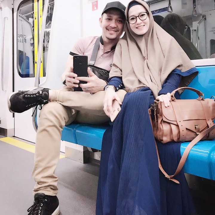 Meski awalnya melangsungkan pernikahan secara diam-diam, namun pasangan ini berhasil mempertahankan biduk rumah tangga hingga kini. (Foto: Instagram @Fadlanmuhammad)