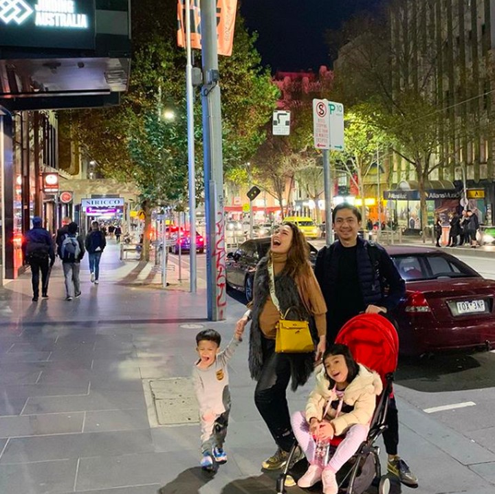 <p>Ayu Dewi bersama keluarganya memilih Melbourne, Australia sebagai tempat untuk menghabiskan liburan kali ini. Meski sedang hamil tak mengurangi kelincahan Ayu mengajak jalan dua anaknya. (Foto: Instagram @mrsayudewi)</p>