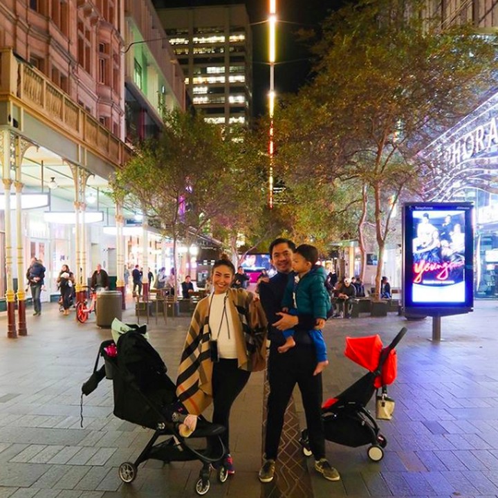 <p>Setelah beberapa hari di Melbourne, akhirnya mereka bergeser ke Sidney. Wisata malam menjadi pilihan yang enggak kalah seru lho. (Foto: Instagram @mrsayudewi)</p>