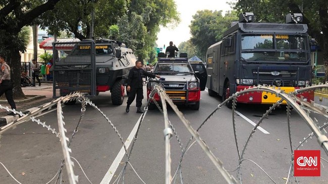 Sebanyak 8.000 personel gabungan TNI-Polri dikerahkan untuk mengantisipasi demo mahasiswa menolak Omnibus Law UU Cipta Kerja di Istana Negara, Jakarta.