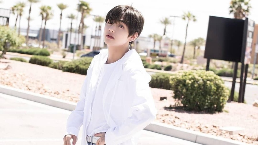 V BTS menyapa penggemarnya dengan unggahan foto bersama Yeontan