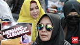 FOTO: Unjuk Rasa Kawal Sidang Sengketa Pilpres di MK Massa dari ormas FPI, GNPF, dan PA 212 menggelar unjuk rasa di kawasan sekitar Gedung MK, untuk mengawal sidang sengketa Pilpres di MK. Aksi berjalan damai.