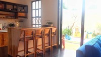 <p>Ruang makan menyatu dengan dapur, kenapa tidak? Tengok saja vokalis Kotak, Tantri, yang memilih konsep<em> open space</em> untuk huniannya di mana tak ada sekat antara ruang keluarga, ruang makan, dan dapur. (Foto: Instagram @ardanaff)</p>