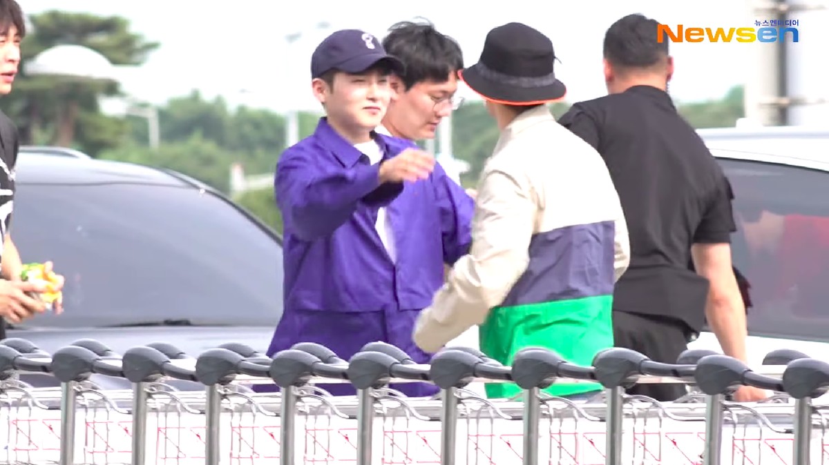 Potret para personel Super Junior di Bandara Udara Internasional Incheon&comma; Korea Selatan&comma; sebelum mereka terbang ke Indonesia&period;