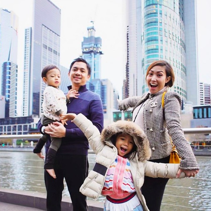 <p>Gaya Mommy Ayu sama kakak Aliqa kompak banget senyum dan posenya. Tapi sayang si adek kelihatan lagi bad mood nih. (Foto by @christokuntjoro by Instagram @mrsayudewi)</p>
