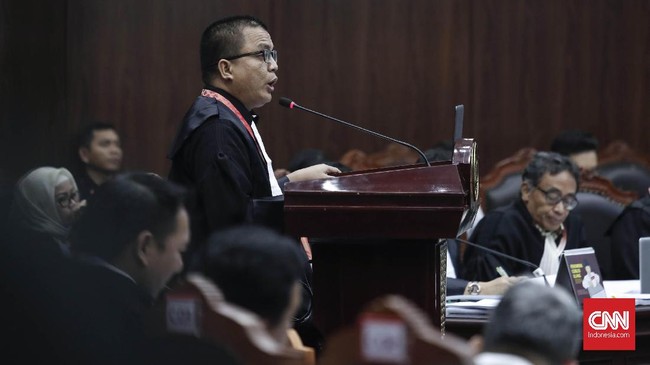 Denny Indrayana menilai putusan MK terkait syarat batas usia capres-cawapres merupakan mega-skandal mahkamah keluarga.