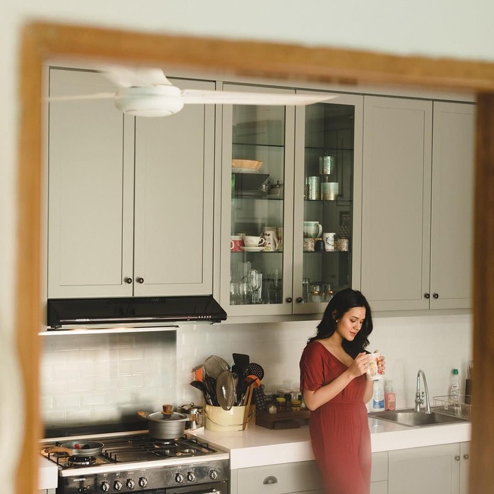 <p>Warna putih di dapur milik Raisa tercermin pada <em>countertop</em> dan <em>backsplash</em>. Sementara warna abu-abu terlihat pada kabinet. (Foto: Instagram @raisa6690)</p>