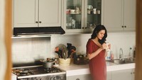 <p>Warna putih di dapur milik Raisa tercermin pada <em>countertop</em> dan <em>backsplash</em>. Sementara warna abu-abu terlihat pada kabinet. (Foto: Instagram @raisa6690)</p>