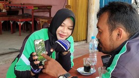 Pasutri Kompak Jalani Profesi sebagai Sopir Grabbike
