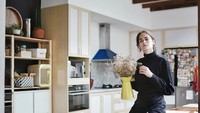 <p>Setelah renovasi, Sabai Dieter Morscheck mengubah konsep dapurnya dari industralis ke skandinavia yang didominasi warna putih dan kayu cokelat muda terang. <em>Cooker hood</em> berwarna biru tua di antara dominasi putih memberikan aksen pada ruangan. (Foto: Instagram @sabaidieter)</p>
