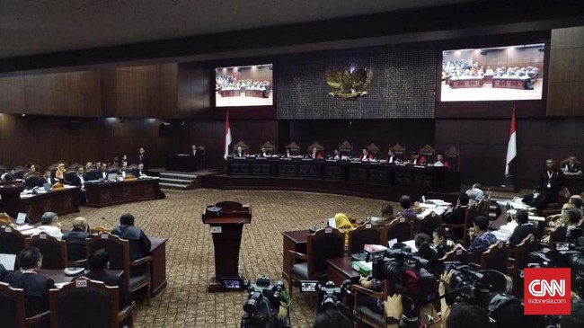 Setelah memutuskan mengabulkan sebagian protes tim kuasa hukum KPU, MK menyatakan jadwal sidang dirombak dan dilanjutkan Selasa (18/6) mendatang.