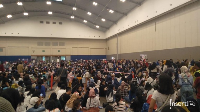 Potret kemeriahan ELF menyambut Super Junior di Ice BSD City dalam konsernya yang bertajuk 'Super Show 7S'.