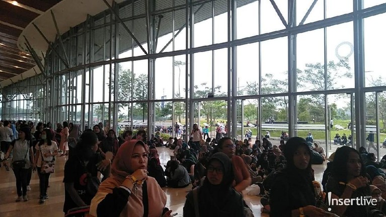 Potret kemeriahan ELF menyambut Super Junior di Ice BSD City dalam konsernya yang bertajuk 'Super Show 7S'.