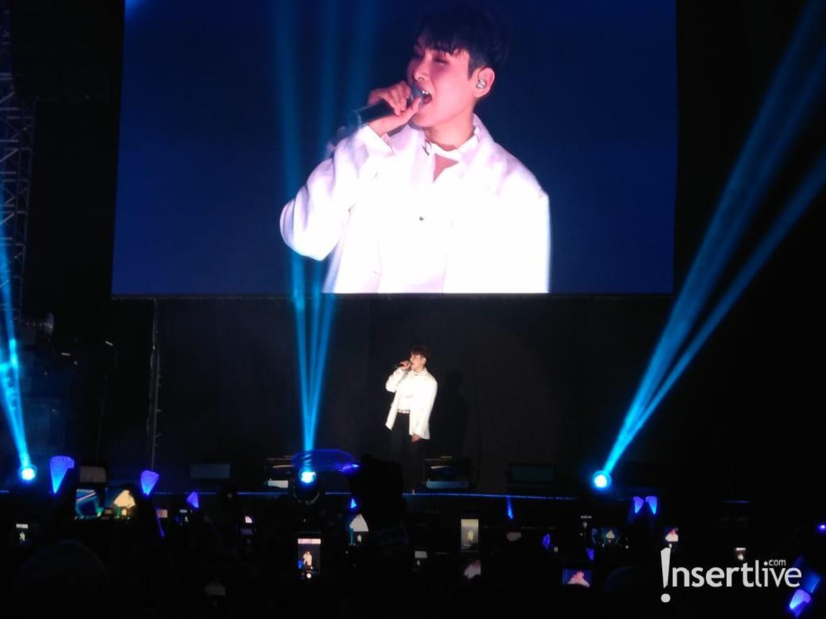 Potret penampilan Super Junior di konsernya yang bertajuk 'Super Show 7S' di Jakarta&period;