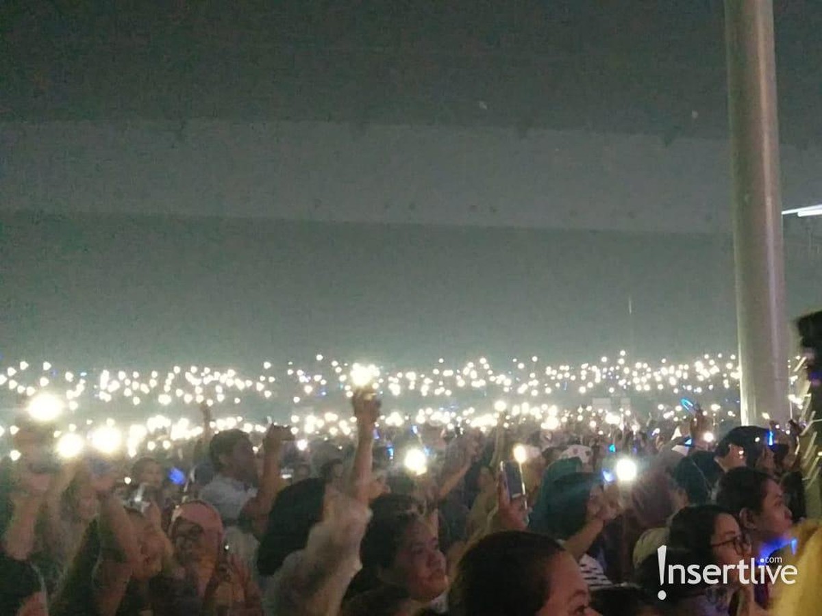 Potret penampilan Super Junior di konsernya yang bertajuk 'Super Show 7S' di Jakarta&period;