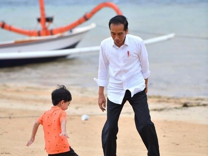Asyiknya Jokowi Main Bola Bareng Jan Ethes di Pantai Sanur