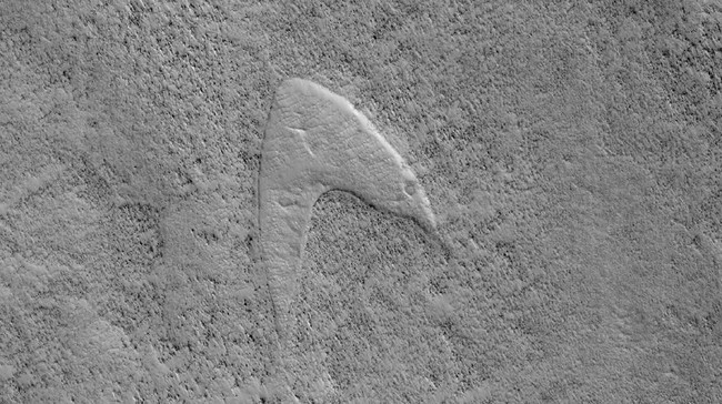 NASA menemukan jejak serupa logo Startfleet di bukit pasir di permukaan Mars.