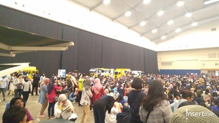 Potret kemeriahan ELF menyambut Super Junior di Ice BSD City dalam konsernya yang bertajuk 'Super Show 7S'.