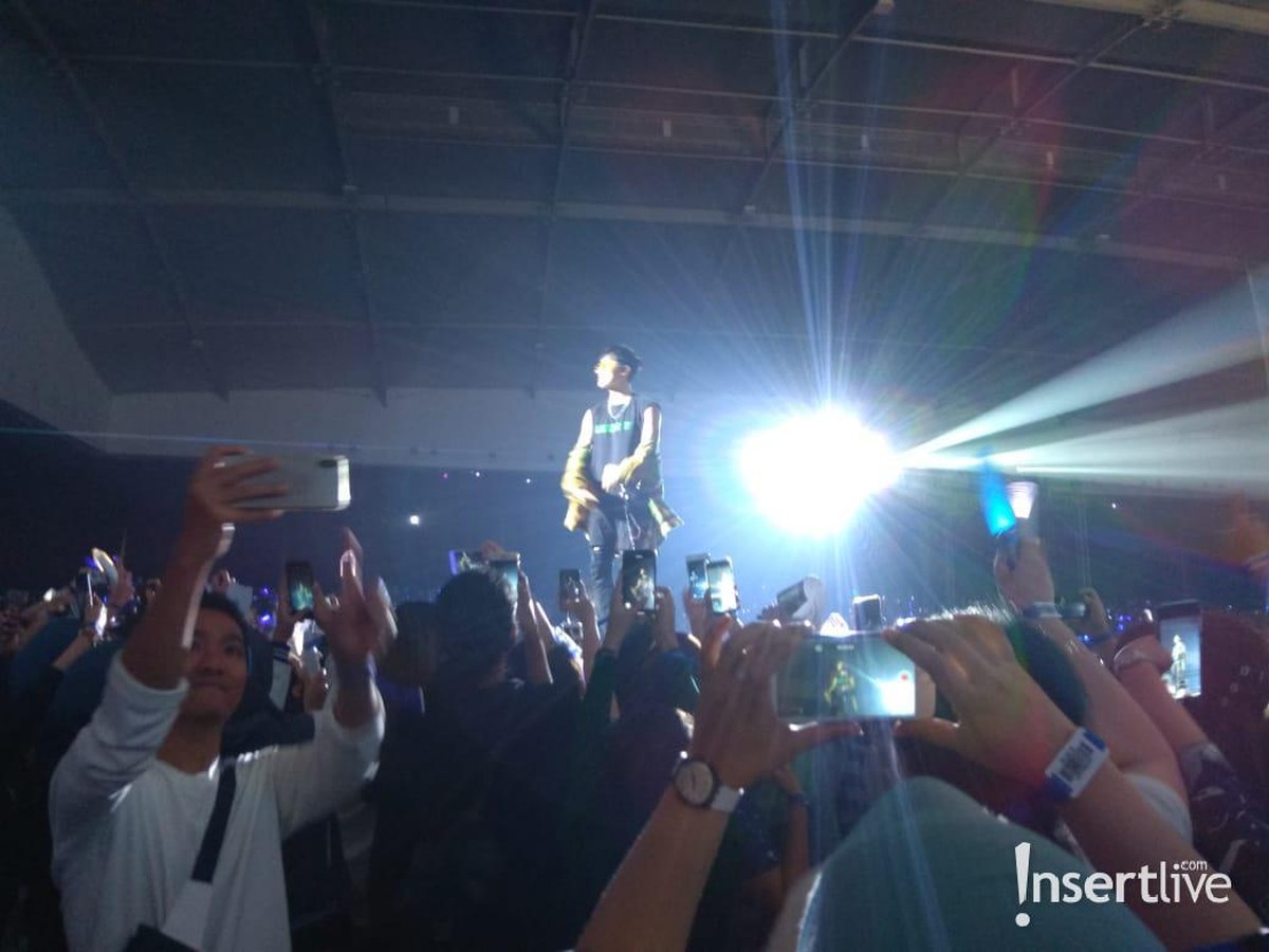 Potret penampilan Super Junior di konsernya yang bertajuk 'Super Show 7S' di Jakarta&period;