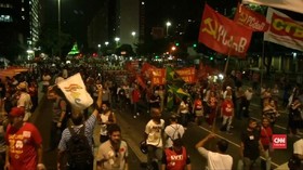 VIDEO: Demo di Brasil, Polisi Tembakkan Gas Air Mata