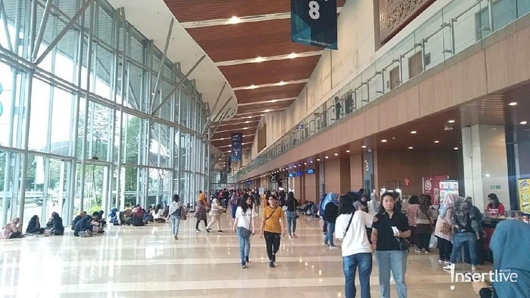 Meriahnya Animo Konser Super Junior 'SS7S' Potret kemeriahan ELF menyambut Super Junior di Ice BSD City dalam konsernya yang bertajuk 'Super Show 7S'.