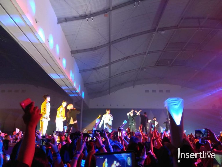 Potret penampilan Super Junior di konsernya yang bertajuk 'Super Show 7S' di Jakarta.