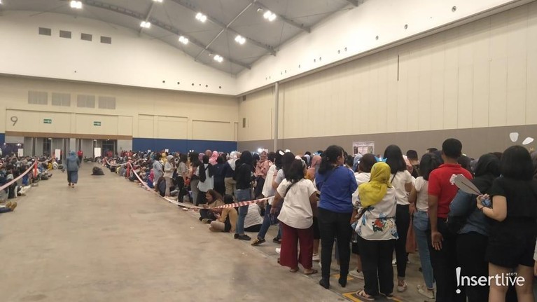 Potret kemeriahan ELF menyambut Super Junior di Ice BSD City dalam konsernya yang bertajuk 'Super Show 7S'.