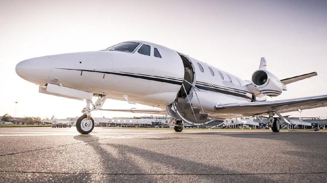 Penerbangan Jet Komersial Bandung Dialihkan ke Kertajati Penerbangan pesawat jet komersial dari Bandara Husein Sastranegara dialihkan ke Bandara Internasional Kertajati mulai hari ini, Sabtu (15/6).