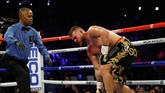 FOTO: Tyson Fury Menang di Ronde Kedua Atas Schwarz Tyson Fury hanya butuh dua ronde untuk mengkanvaskan Tom Schwarz usai menang technical knock out (TKO) dalam pertarungan kelas berat di MGM Grand Garden Arena.