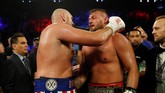 FOTO: Tyson Fury Menang di Ronde Kedua Atas Schwarz Tyson Fury hanya butuh dua ronde untuk mengkanvaskan Tom Schwarz usai menang technical knock out (TKO) dalam pertarungan kelas berat di MGM Grand Garden Arena.