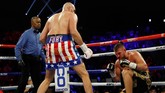 FOTO: Tyson Fury Menang di Ronde Kedua Atas Schwarz Tyson Fury hanya butuh dua ronde untuk mengkanvaskan Tom Schwarz usai menang technical knock out (TKO) dalam pertarungan kelas berat di MGM Grand Garden Arena.